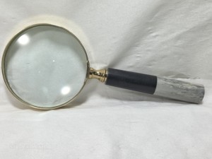 Loupe vintage en laiton avec poignée en résine bicolore, loupe de poche de luxe, décoration de bureau, cadeau d'affaires haut de gamme - Product Image 6