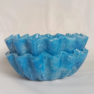 Bol festonné en résine bleu océan avec finition marbrée, bord ondulé, pièce maîtresse décorative pour table moderne et décoration intérieure - Product Image 1