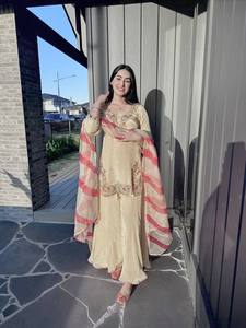 Ensemble Kurta traditionnel pour femmes en rayonne beige brodé, longueur cheville, avec dupatta rayé rose, coupe régulière, tenue ethnique Inde - Product Image 3