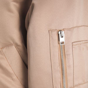 Veste en satin pour femmes de haute qualité personnalisable, style tendance, prix de gros, respirante, séchage rapide, service OEM - Product Image 6