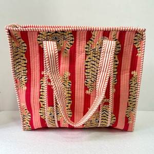 Sac fourre-tout matelassé en coton Kantha jaune moutarde et bleu grenade, idéal pour le rangement, sac à bandoulière de voyage pour femme - Product Image 1