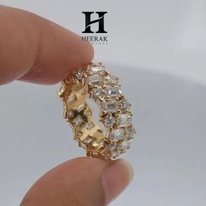 Anillo de Eternidad de Lujo con Diamantes Cultivados en Laboratorio con Corte Esmeralda, Oro Amarillo de 14K, Diseño de Mosaico Ancho con Múltiples Piedras Escalonadas - Product Image 6