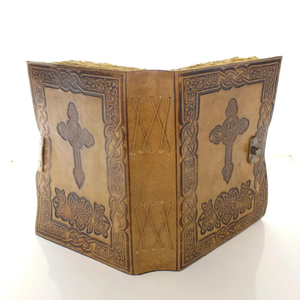 Diario de cuero con cruz de Jesús en relieve de 5 x 7 pulgadas, con cerradura, hecho a mano, cuaderno cristiano vintage, regalo. - Product Image 2
