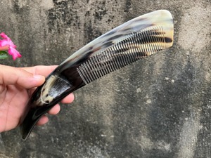 Peine de cuerno de búfalo hecho a mano para el cuidado del cabello, reduce la rotura, añade brillo y es adecuado para todo tipo de cabello, uso diario en el hogar. - Product Image 1