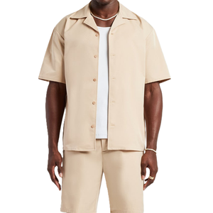 Ensemble court 2 pièces beige pour homme avec logo personnalisé, chemise à manches courtes boutonnée et short, tenue décontractée d'été style streetwear, nouveau design - Product Image 1