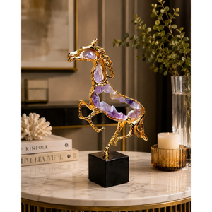 Escultura de Caballo Morado al por Mayor con Marco Chapado en Oro e Incrustaciones de Amatista en Base de Mármol Negro, Artesanía de Cristal para Decoración del Hogar - Product Image 1