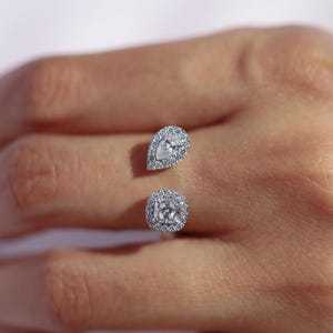 Bague de fiançailles en or massif 10K 14K 18K avec diamant de laboratoire taille coussin, poire et ronde de 0,92 ct, certifié IGI, qualité E VVS, design de joaillerie fine - Product Image 3