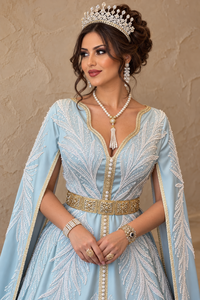 Caftán Maxi Argelino Elegante de Mishkat Couture en Azul Polvo con Bordado de Perlas, Terciopelo Color Ciruela, Mangas Tipo Capa con Abertura, Adornos de Plumas y Cuentas, Estilo Musulmán - Product Image 5