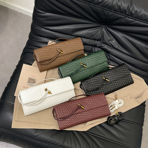 Nuevo Bolso Bandolera Pequeño de Mujer, Estilo Acordeón, en Cuero PU con Textura Tejida, Cierre Moderno, Amplia Selección de Colores - Product Image 2