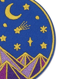 Parche Bordado Circular con Diseño de Cielo Nocturno, Luna, Estrellas y Montañas, Termoadhesivo para Regalos - Product Image 2