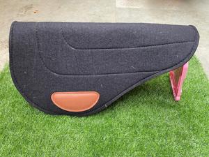 Vente en gros 100% tapis de selle en feutre de laine mérinos 28 MM jupe ronde pour cheval 32x32 tapis de selle Western standard équipement pour cheval - Product Image 4