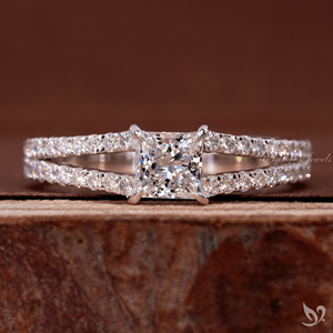 Anillo de Compromiso y Aniversario con Diamante Cultivado en Laboratorio de Corte Princesa de 0.5CT, Banda de Pavé Dividida, Oro Blanco de 10K, Certificado IGI - Product Image 1