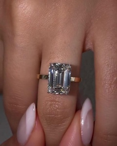Bagues de fiançailles en or 14K 18K avec diamant de laboratoire certifié IGI de 4 carats taille émeraude, sertis à griffes, halo dissimulé, et alliances de 2mm en forme de cigare, directement de l'usine - Product Image 5