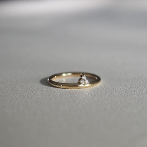 Anillo de compromiso de oro amarillo de 10K con moissanita de corte redondo y engaste de tres piedras, anillo trilogía de oro macizo, pequeño anillo de regalo de amistad - Product Image 4