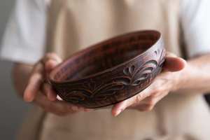 Bol à fruits en bois disponible dans toutes les variétés de bois. Il sert à présenter les produits frais, à ranger les collations quotidiennes ou à servir comme un objet décoratif. - Product Image 3