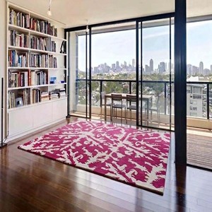 Alfombra Moderna de Diseño Floral, Hecha a Mano con Lana en Tonos Rosa y Crema, para Sala de Estar, Dormitorio o Decoración - Product Image 3