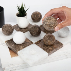 Jeu de Tic Tac Toe en marbre artisanal avec sphères, jeu de stratégie de table décoratif luxueux pour le divertissement familial - Product Image 4