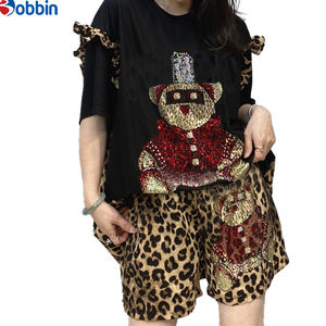 ชุดเซ็ตแฟชั่นฤดูร้อนสำหรับผู้หญิง ดีไซน์เก๋ ประดับเพชรลายเสือดาว กางเกงขาสั้นทรงหลวม ระบายอากาศได้ดี ชุดสองชิ้น - Product Image 1