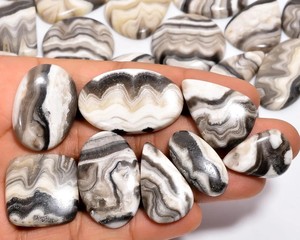 พลอยคาบอชอนผสมลายม้าลายสีดำขาวธรรมชาติ  ขัดเงา  สำหรับทำเครื่องประดับ - Product Image 3