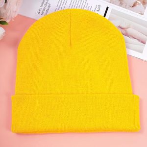 หมวกบีนนี่ไหมพรมถักลายปักโลโก้ตามสั่งสำหรับขายส่ง แบบ unisex สำหรับฤดูหนาว ผลิตจากอะคริลิก 100% ให้ความอบอุ่น ขอบถักแบบริบ เหมาะสำหรับใช้งานกลางแจ้ง สำหรับผู้ใหญ่ - Product Image 5