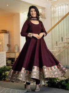 Ensemble prêt-à-porter Anarkali en soie romaine, entièrement brodé et orné de sequins, avec haut, bas et dupatta, entièrement cousu. - Product Image 4