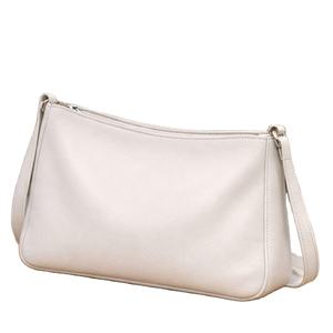 Il s'agit d'un sac à bandoulière en cuir blanc, de style similaire au sac à bandoulière ou d'un sac à main polyvalent. - Product Image 1