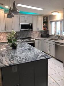 Îlot en quartzite blanc Viscon, dalle polie, pierre naturelle découpée sur mesure, revêtement mural, cuisine et salon modernes - Product Image 2