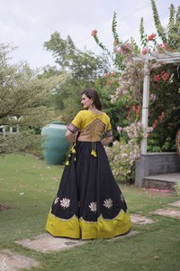 Lehenga Choli de Seda con Bordado de Loto Amarillo y Negro, Vestido Tradicional para Mujer, para Bodas y Festivales - Product Image 2