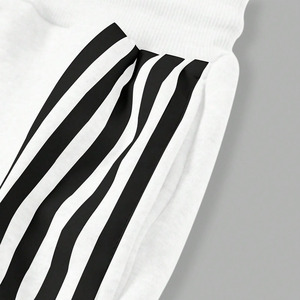 ชุดฮู้ดดี้ผู้ชายลายทางด้านข้างพร้อมกางเกงจ็อกเกอร์ ผู้ผลิตเสื้อผ้าสตรีทแวร์ OEM ขายส่ง ผ้าฟลีซพรีเมียม GSM สูง - Product Image 4