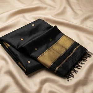 Sari de Algodón y Seda Satinada Negra con Motivos Florales - Product Image 3