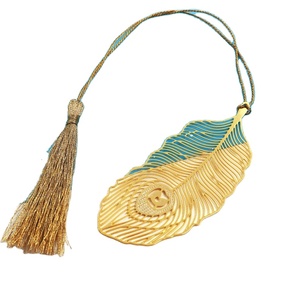 Marcapáginas de metal con forma elegante, perfecto para lectores que adoran accesorios elegantes e inspirados en la naturaleza. - Product Image 4