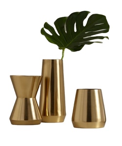 Elegante Jarrón Decorativo de Metal Color Dorado para Decoración de Interiores del Hogar, Hotel y Oficina - Product Image 1