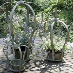 Jardinière en métal galvanisé en forme de couronne, décorative et rustique, pour l'arrangement de fleurs artificielles et la présentation en jardin - Product Image 2