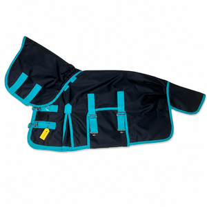 Manta Impermeable Premium para Caballos, Protección para Todo Tipo de Clima |   Tela Duradera y Transpirable |   Correas de pierna extraíbles con accesorios metálicos para un ajuste seguro - Product Image 3