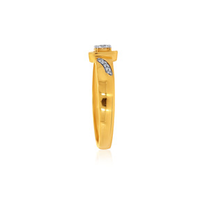 Anillo de Diamantes Solitario de Corte Redondo Chapado en Oro Amarillo de 18K con Engaste Cuadrado y Detalles Laterales de Diamantes para Hombre - Product Image 4