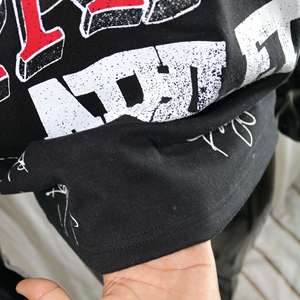 เสื้อยืดคอกลมแขนสั้นสีดำสำหรับผู้ชาย แต่งขอบสีแดงและลายพิมพ์หมายเลข 10 สไตล์สตรีททรงปกติ - Product Image 5