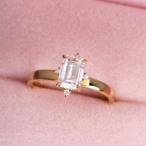 Anello <span class=keywords><strong>di</strong></span> Fidanzamento SGARIT Personalizzato in Oro 18K con Diamante Coltivato in Laboratorio IGI Vvs D 3ct Taglio Radiant per Matrimoni e Feste - Product Image 4