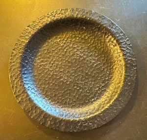 Assiette de présentation décorative en métal, ronde, en fer forgé, en aluminium moulé, en acier thermolaqué avec un fini texturé noir antique. - Product Image 1