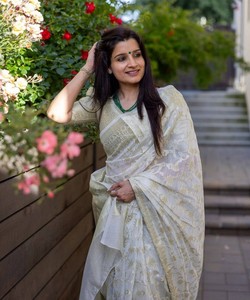 Sari de Seda Verde Claro, Estilo Banarasi Tradicional para Bodas Indias, con Borde Decorado, Largo hasta el Suelo, Corte Regular, para Mujer - Product Image 4