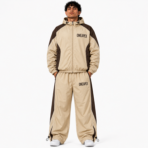 Conjunto Deportivo para Hombre, Chaqueta con Capucha Color Crema Marrón y Pantalones a Juego, Ropa Deportiva Urbana Personalizada - Product Image 1