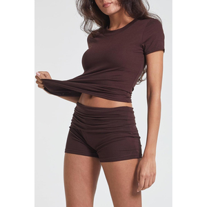 Ensemble de yoga 2 pièces marron : Haut court à col rond et short froncé taille haute, sans couture, uni, en coton et élasthanne à manches courtes - Product Image 1