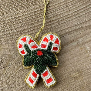 Adorno navideño de bastón de caramelo con cuentas, decoración navideña hecha a mano con hojas de acebo, bayas rojas, árbol festivo colgante India - Product Image 1