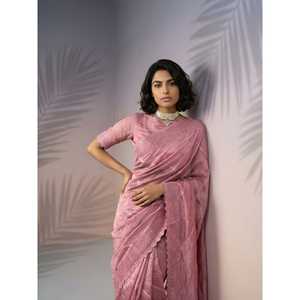 Sari de seda ligero y festivo color Frambuesa Pura con silueta tipo túnica, bordado Leheriya y borde de lentejuelas, y blusa. - Product Image 4