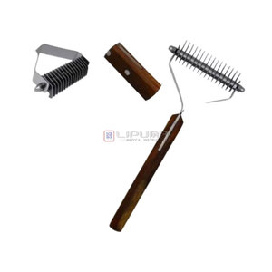 Rastrillo Desenredante Medic Instrument con 16 Cuchillas para Perros y Gatos, Peine de 7.5 Pulgadas para Aseo de Mascotas con Mango de Madera para Pelajes Gruesos - Product Image 1