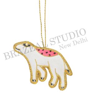 Adornos Navideños Personalizados Bordados a Mano con Cuentas de Terciopelo Satinado Ecológicas de Brazeal Studio, con Hilos Dorados y Diseño de Pájaro - Product Image 6