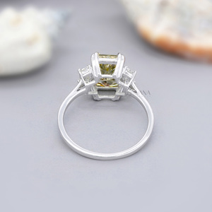 Anillo de compromiso de tres piedras de moissanita de corte radiante amarillo piedra lateral de corte trapezoidal con regalo de ajuste de punta de doble garra - Product Image 4