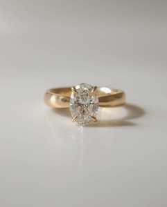 Bague solitaire de luxe en diamant ovale de 1,51 carat, cultivé en laboratoire, avec or massif 18 carats, unisexe, cadeau d'anniversaire idéal pour les amoureux - Product Image 1