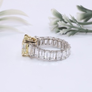Anillo de compromiso de lujo de oro bicolor con diamante de laboratorio de corte cojín amarillo, banda de eternidad para aniversario y boda, personalizado y de alta joyería. - Product Image 2