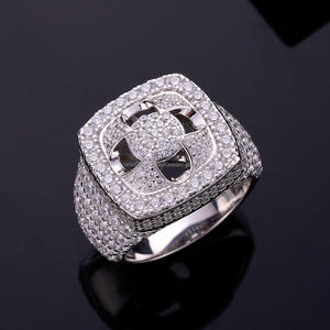 Bague pour homme en argent sterling 925 de luxe avec diamant moissanite et face carrée audacieuse pour les revendeurs et marques de bijoux en gros - Product Image 1