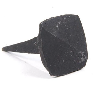 Clavos de hierro cuadrados piramidales para puertas y maleteros, martillados a mano - Product Image 1